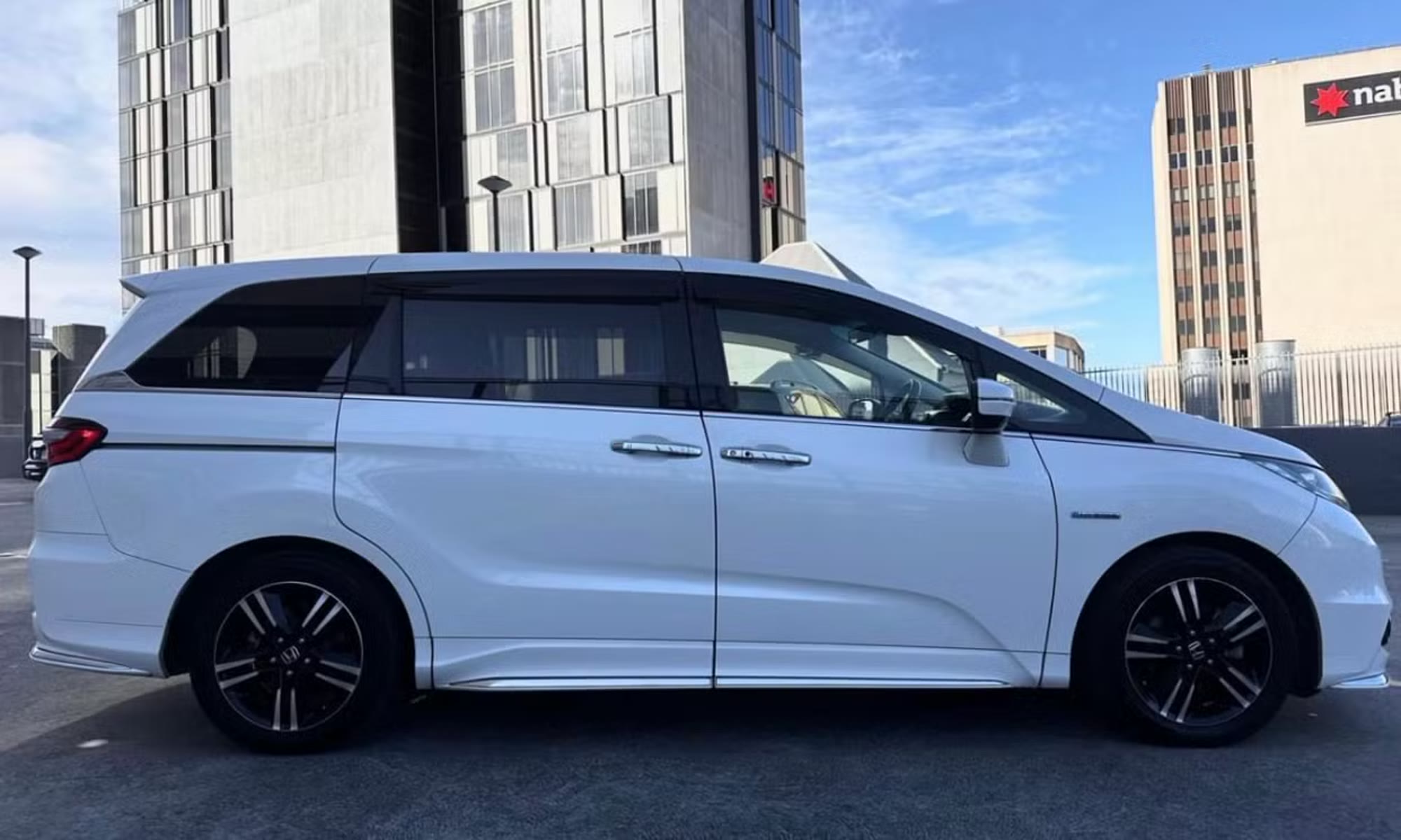 2016 Honda Odyssey detail photo 3