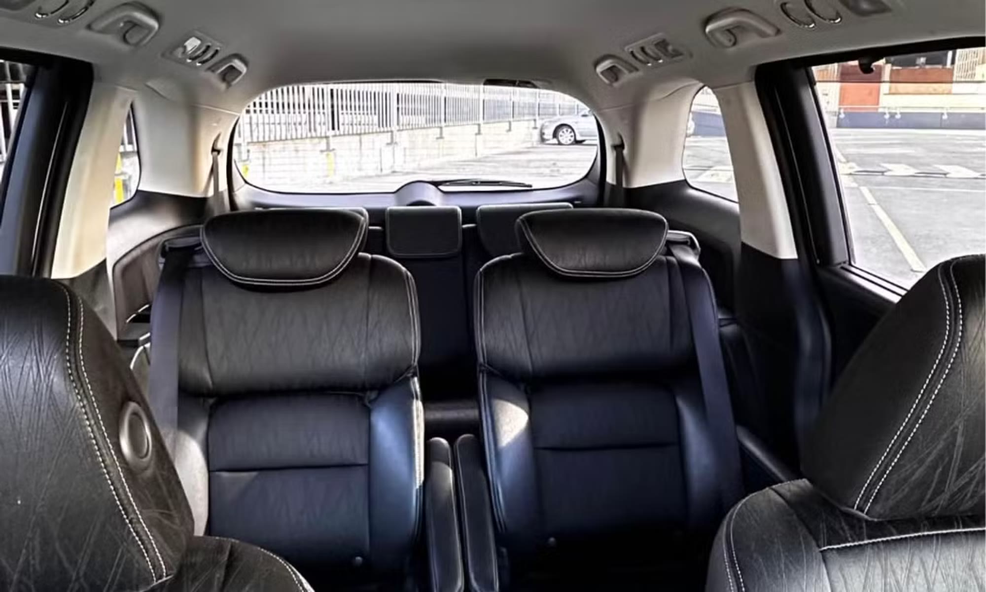 2016 Honda Odyssey detail photo 4