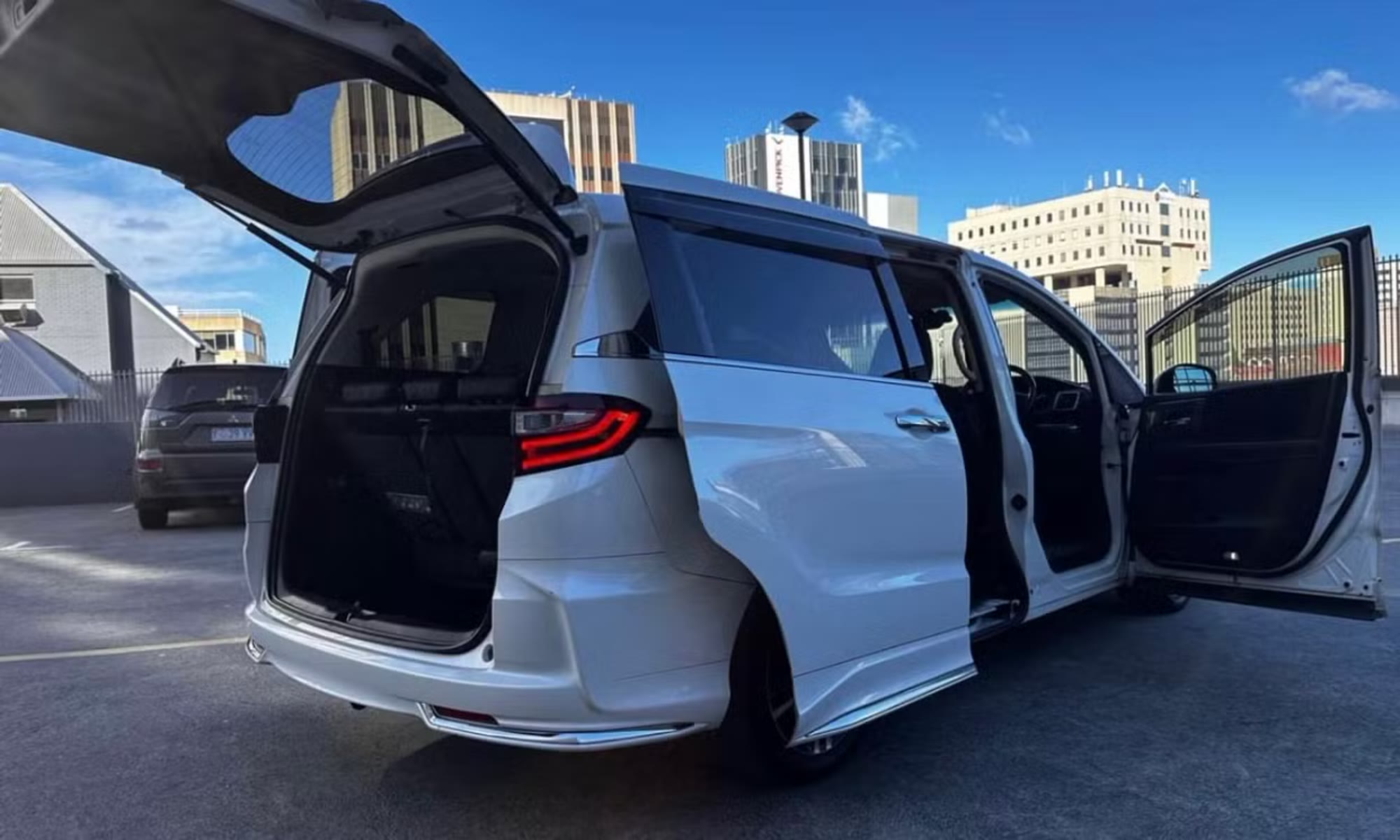 2016 Honda Odyssey detail photo 5